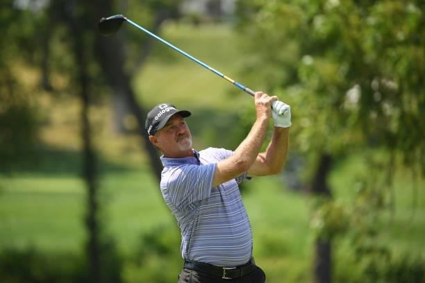 Jerry Kelly plays his shot from the fourth tee during the first round of the U.S. Senior Open Championship at the Omaha Country Club on July 08, 2021...