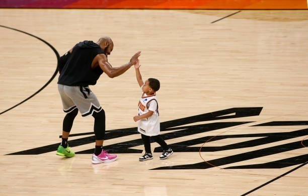 Jevon Carter of the Phoenix Suns high fives three-year old Langston "Deuce