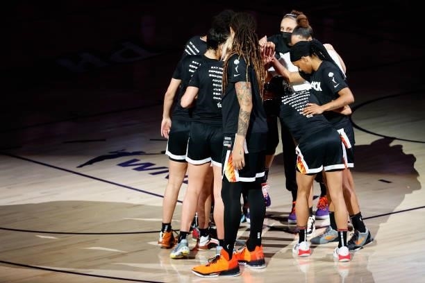 Diana Taurasi of the Phoenix Mercury leans into the huddle with teammates Brittney Griner, Sophie Cunningham, Skylar Diggins-Smith and Kia Nurse...