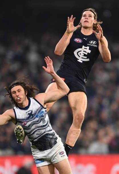 Tom De Koning of the Blues marks over Jack Henry of the Cats during the round 17 AFL match between Carlton Blues and Geelong Cats at Melbourne...