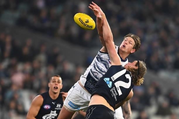 Rhys Stanley of the Cats and Tom De Koning of the Blues compete in the ruck during the round 17 AFL match between Carlton Blues and Geelong Cats at...