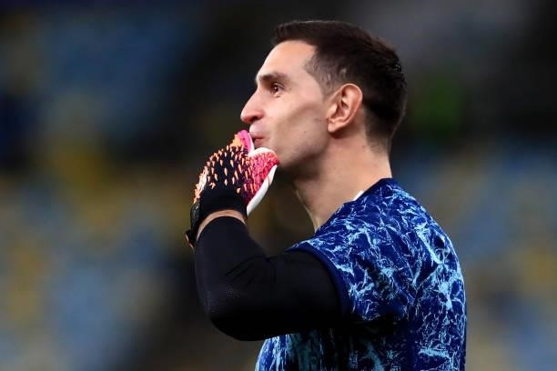 Emiliano Martinez of Argentina blows a kiss prior to the final of Copa America Brazil 2021 between Brazil and Argentina at Maracana Stadium on July...