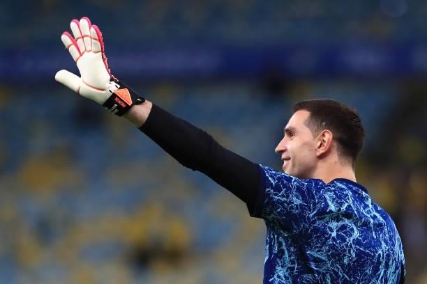 Emiliano Martinez of Argentina waves prior to the final of Copa America Brazil 2021 between Brazil and Argentina at Maracana Stadium on July 10, 2021...