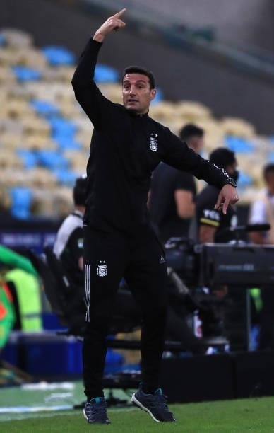 Head coach of Argentina Lionel Scaloni gives instructions to his players during the final of Copa America Brazil 2021 between Brazil and Argentina at...