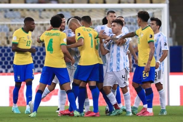 Gonzalo Montiel of Argentina and teammates argue with Richarlison of Brazil and teammates during the final of Copa America Brazil 2021 between Brazil...