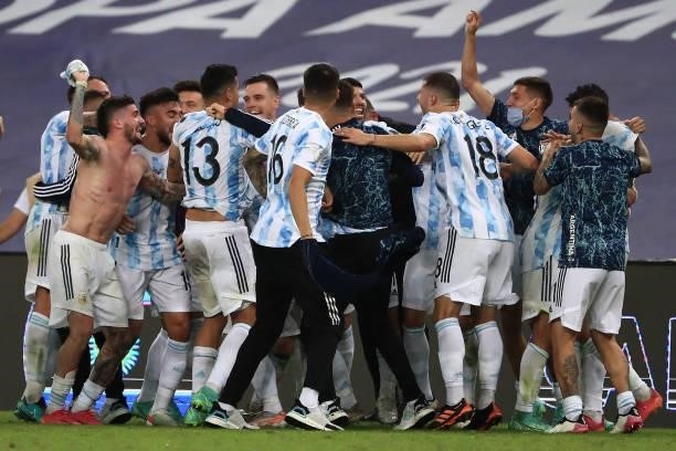 Rodrigo De Paul of Argentina and teammates celebrate winning the final of Copa America Brazil 2021 between Brazil and Argentina at Maracana Stadium...