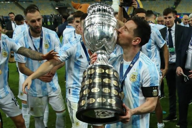 Lionel Messi of Argentina kisses the trophy as he celebrates with teammates after winning the final of Copa America Brazil 2021 between Brazil and...