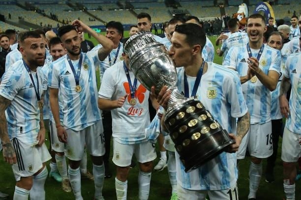 Angel Di Maria of Argentina kisses the trophy as he celebrates with teammates after winning the final of Copa America Brazil 2021 between Brazil and...