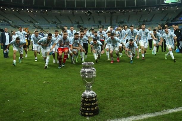 Lionel Messi, Alejandro Gomez, Sergio Agüero, Rodrigo De Paul, Agustín Marchesin of Argentina celebrate with the trophy after winning the final of...