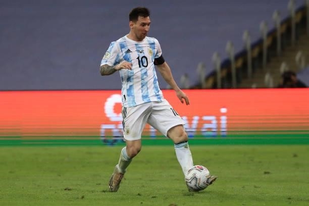 Lionel Messi of Argentina controls the ball during the final of Copa America Brazil 2021 between Brazil and Argentina at Maracana Stadium on July 10,...