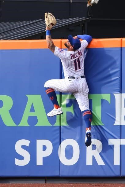 Kevin Pillar of the New York Mets attempts to catch a home run by Bryan Reynolds of the Pittsburgh Pirates during the sixth inning of game one of a...