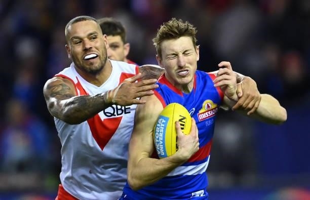 Lance Franklin of the Swans tackles Bailey Dale of the Bulldogs during the round 17 AFL match between Western Bulldogs and Sydney Swans at Marvel...