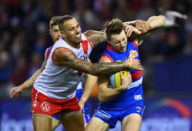 Lance Franklin of the Swans tackles Bailey Dale of the Bulldogs during the round 17 AFL match between Western Bulldogs and Sydney Swans at Marvel...