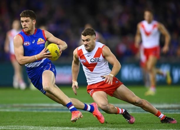 Taylor Duryea of the Bulldogs gathers the ball infront of Tom Papley of the Swans during the round 17 AFL match between Western Bulldogs and Sydney...