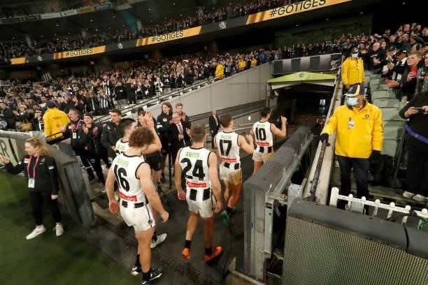 Collingwood players acknowledge the fans after the round 17 AFL match between Richmond Tigers and Collingwood Magpies at Melbourne Cricket Ground on...
