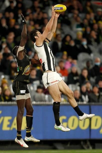 Brodie Grundy of the Magpies marks the ball during the round 17 AFL match between Richmond Tigers and Collingwood Magpies at Melbourne Cricket Ground...