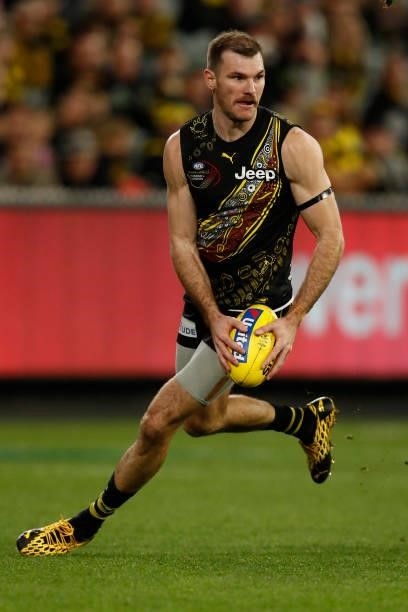 Kamdyn McIntosh of the Tigers runs with the ball during the round 17 AFL match between Richmond Tigers and Collingwood Magpies at Melbourne Cricket...