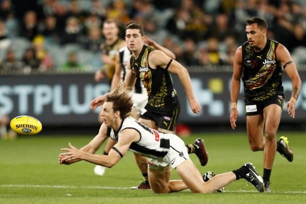 Chris Mayne of the Magpies handballs during the round 17 AFL match between Richmond Tigers and Collingwood Magpies at Melbourne Cricket Ground on...