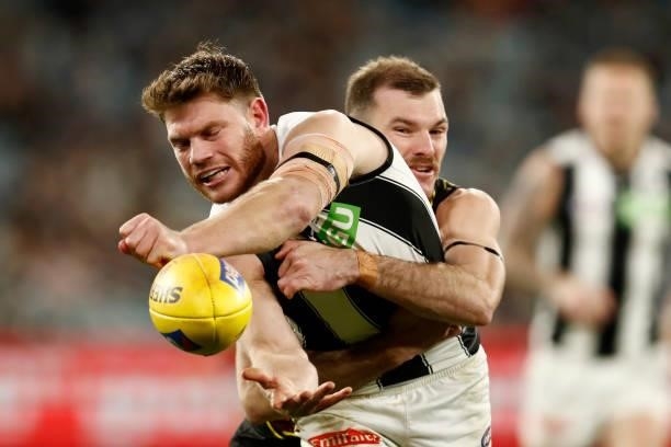 Kamdyn McIntosh of the Tigers tackles Taylor Adams of the Magpies during the round 17 AFL match between Richmond Tigers and Collingwood Magpies at...