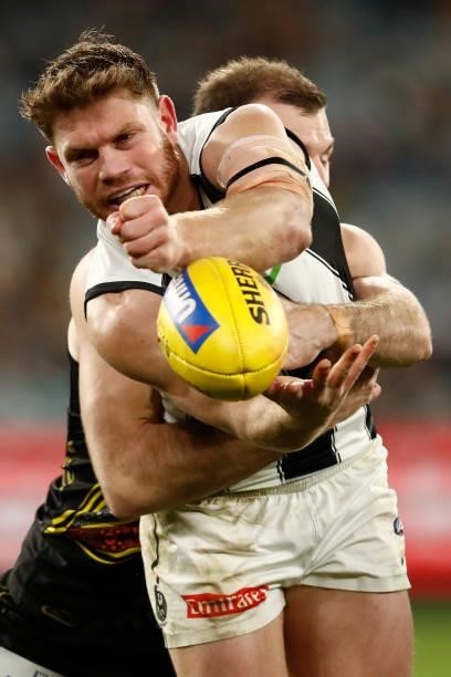 Kamdyn McIntosh of the Tigers tackles Taylor Adams of the Magpies during the round 17 AFL match between Richmond Tigers and Collingwood Magpies at...