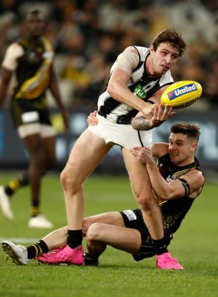 Trey Ruscoe of the Magpies handballs during the round 17 AFL match between Richmond Tigers and Collingwood Magpies at Melbourne Cricket Ground on...