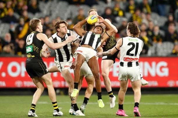 Issac Quaynor of the Magpies takes a strong pack marl during the round 17 AFL match between Richmond Tigers and Collingwood Magpies at Melbourne...