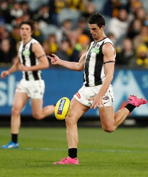 Scott Pendlebury of the Magpies kicks the ball during the round 17 AFL match between Richmond Tigers and Collingwood Magpies at Melbourne Cricket...