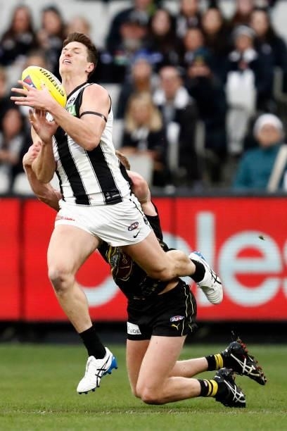 Brody Mihocek of the Magpies attempts to mark the ball during the round 17 AFL match between Richmond Tigers and Collingwood Magpies at Melbourne...