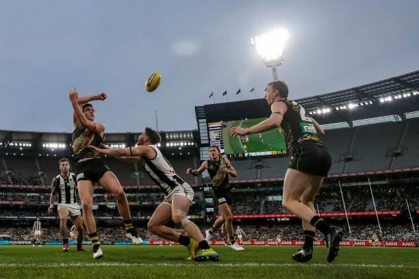 Riley Collier-Dawkins of the Tigers handballs during the round 17 AFL match between Richmond Tigers and Collingwood Magpies at Melbourne Cricket...