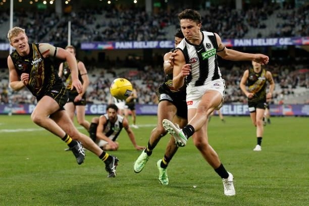 Trent Bianco of the Magpies kicks the ball during the round 17 AFL match between Richmond Tigers and Collingwood Magpies at Melbourne Cricket Ground...