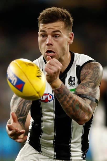 Jamie Elliott of the Magpies handballs during the round 17 AFL match between Richmond Tigers and Collingwood Magpies at Melbourne Cricket Ground on...