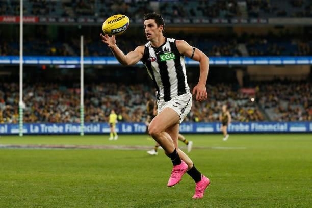 Scott Pendlebury of the Magpies gathers the ball during the round 17 AFL match between Richmond Tigers and Collingwood Magpies at Melbourne Cricket...
