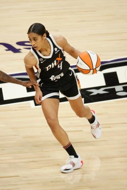 Skylar Diggins-Smith of the Phoenix Mercury handles the ball during the first half of the WNBA game at Phoenix Suns Arena on July 09, 2021 in...