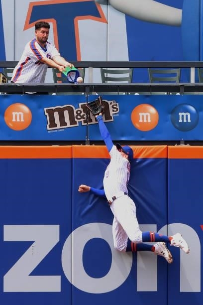 Center fielder Brandon Nimmo of the New York Mets can"u2019t catch a home run hit by Michael Perez of the Pittsburgh Pirates during a game at Citi...