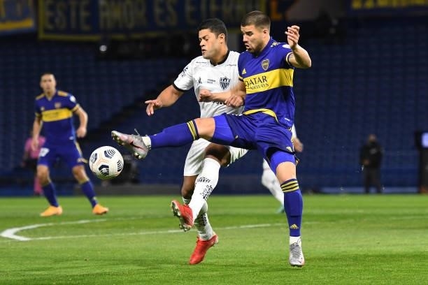 Hulk of Atletico MG fights for the ball with Marcelo Weigandt of Boca Juniors during a round of sixteen match between Boca Juniors and Atletico...