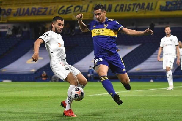 Diego González of Boca Juniors fights for the ball with Júnior Alonso of Atletico MG during a round of sixteen match between Boca Juniors and...