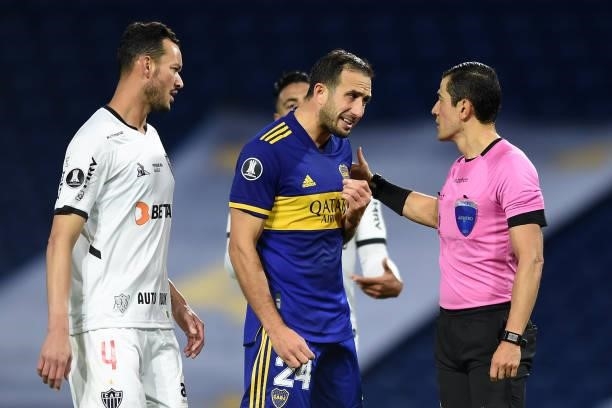 Carlos Izquierdoz of Boca Juniors argues with referee Andres Rojas during a round of sixteen match between Boca Juniors and Atletico Mineiro as part...