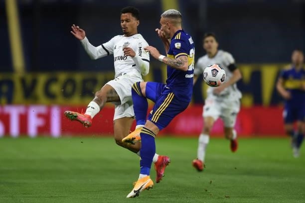 Norberto Briasco of Boca Juniors fights for the ball with Allan of Atletico MG during a round of sixteen match between Boca Juniors and Atletico...