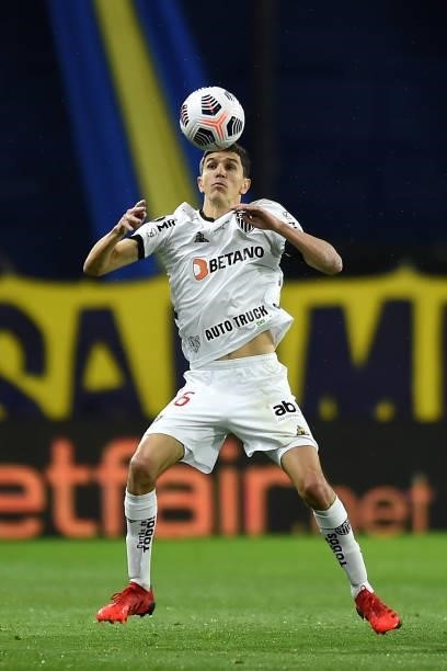 Ignacio Fernández of Atletico MG controls the ball during a round of sixteen match between Boca Juniors and Atletico Mineiro as part of Copa CONMEBOL...