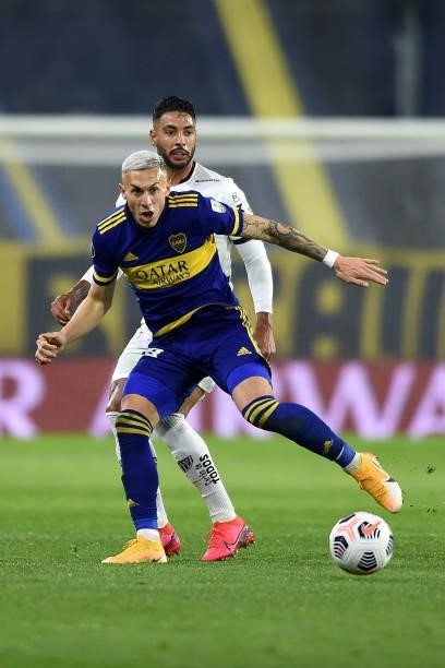 Norberto Briasco of Boca Juniors fights for the ball with Nathan Da Silva of Atletico MG during a round of sixteen match between Boca Juniors and...