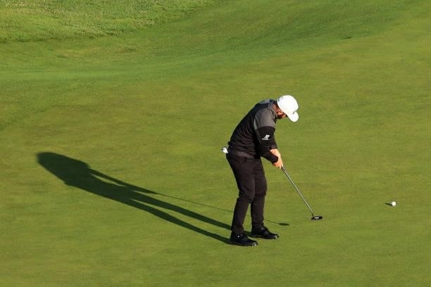 Andy Sullivan of England putts on the 1st green during Day One of The 149th Open at Royal St George’s Golf Club on July 15, 2021 in Sandwich, England.