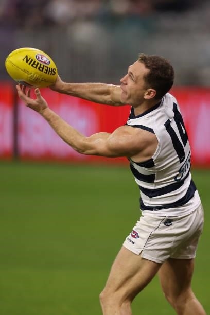 Joel Selwood of the Cats handballs during the round 18 AFL match between the Fremantle Dockers and Geelong Cats at Optus Stadium on July 15, 2021 in...