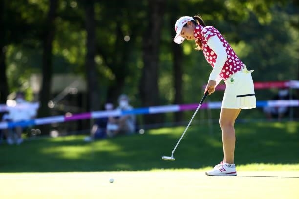 Shina Kanazawa of Japan attempts a putt on the 18th green during first round of the GMO Internet Ladies Samantha Thavasa Global Cup at Eagle Point...