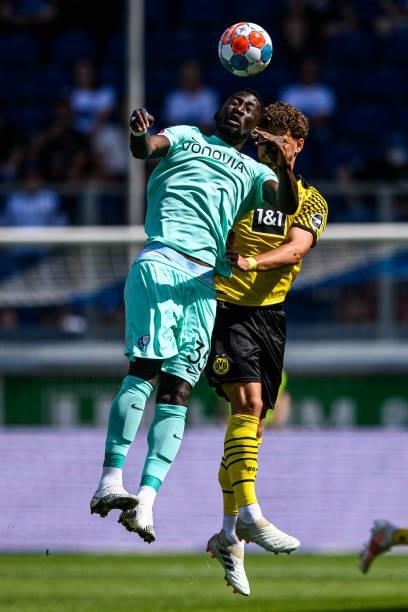 Silvere Ganvoula of Bochum heads for the ball with Albin Thaqi of Dortmund during the match VfL Bochum against Borussia Dortmund during the 6....