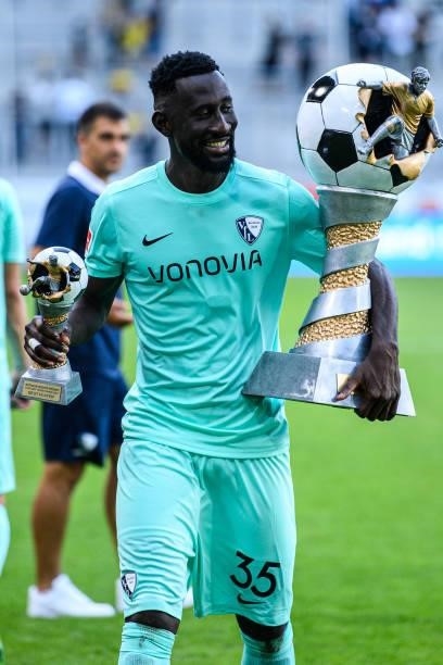 Silvere Ganvoula of Bochum, player of the match, lifts the trophies after winning the match VfL Bochum against Borussia Dortmund during the 6....