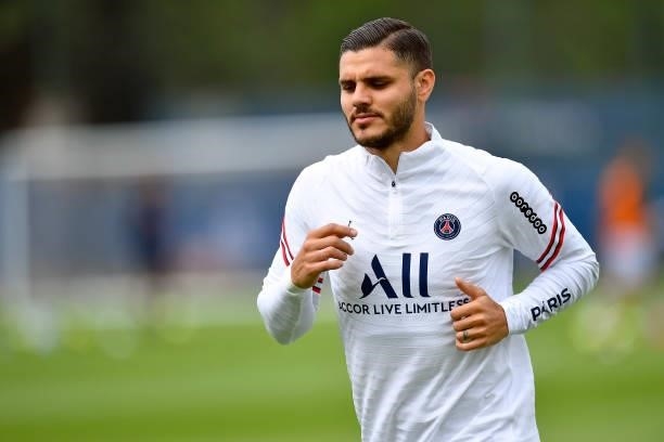 Mauro Icardi of Paris Saint-Germain warms up before the friendly match between Paris Saint-Germain and FC Chambly at Ooredoo Center on July 17, 2021...