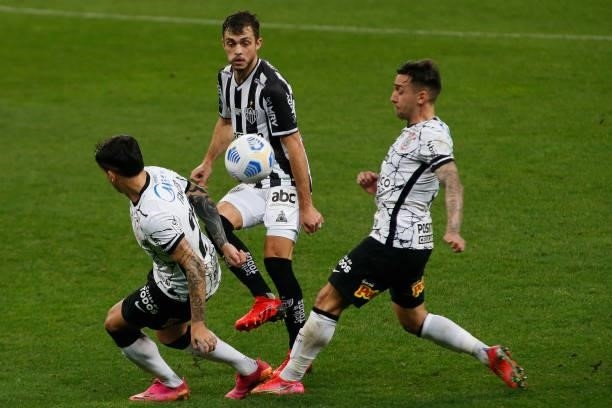 Hyoran of Atletico Mineiro fight for the ball against Fagner and Gustavo of Corinthians during a match between Corinthians and Atletico Mineiro as...