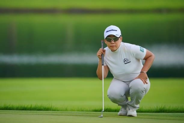 Jiyai Shin of South Korea lines up a putt on the 1st green during third round of the GMO Internet Ladies Samantha Thavasa Global Cup at Eagle Point...