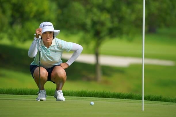 Mi-jeong Jeon of South Korea lines up a putt on the 1st green during third round of the GMO Internet Ladies Samantha Thavasa Global Cup at Eagle...
