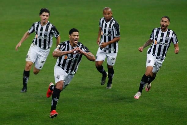 Hulk of Atletico Mineiro celebrates with teammates after scoring his team's first goal during a match between Corinthians and Atletico Mineiro as...